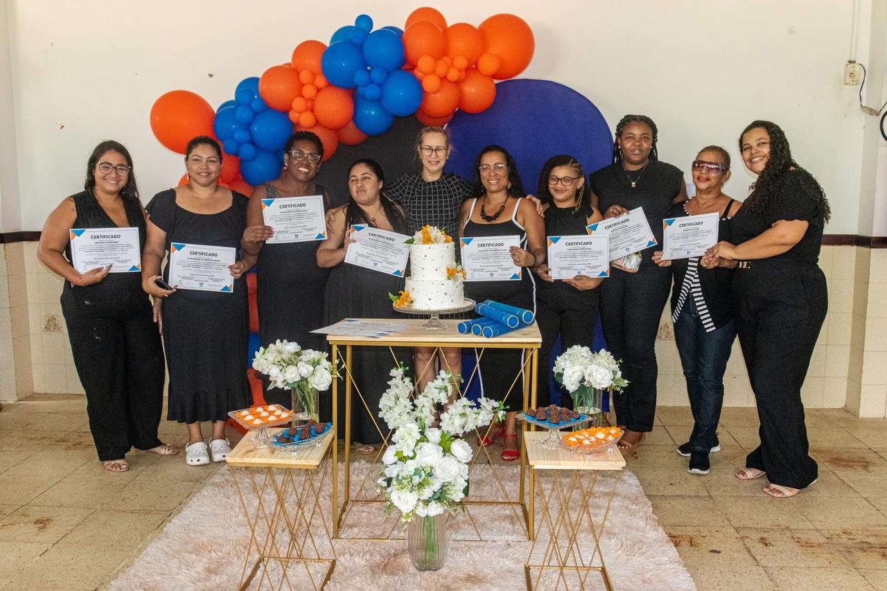 Turma de alunos em formatura de drenagem linfática